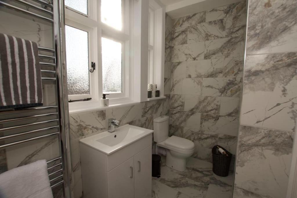Beautiful Large 3-Bed Coastal Flat With Parking. Διαμέρισμα Frinton-on-Sea Εξωτερικό φωτογραφία