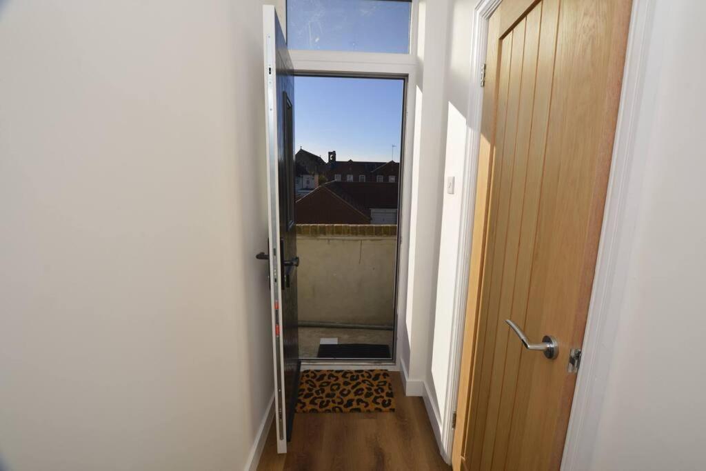 Beautiful Large 3-Bed Coastal Flat With Parking. Διαμέρισμα Frinton-on-Sea Εξωτερικό φωτογραφία